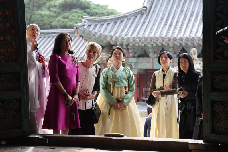 김혜경 여사, 정상 배우자들과 불국사 돌아봐