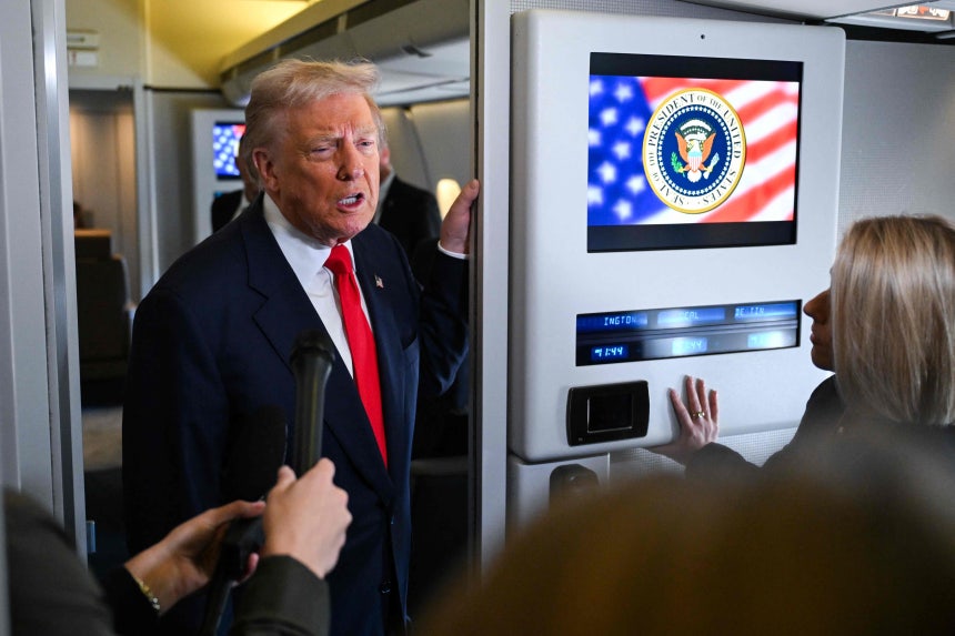 31일 미 메릴랜드주 앤드루스 합동 기지 에어포스원에서 도널드 트럼프 미국 대통령이 기자들과 대화하고 있다. /AFP 연합뉴스