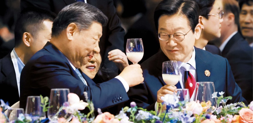 이재명 대통령과 시진핑 중국 국가주석이 31일 경북 경주시 라한셀렉트호텔에서 열린 2025 APEC(아시아태평양경제협력체) 정상회의 만찬에서 건배하고 있다. /연합뉴스