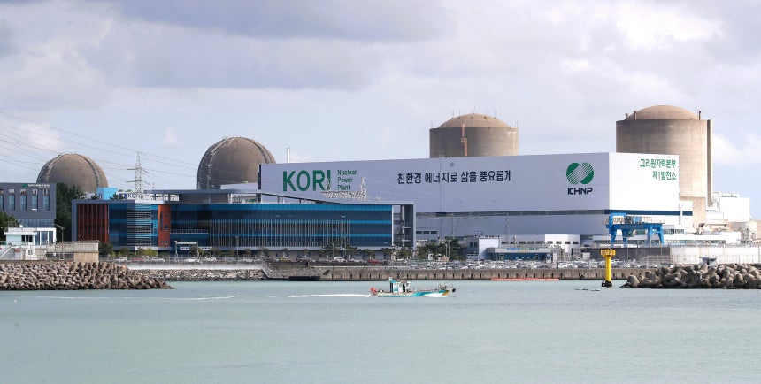 지난 달  23일 오후 부산 기장군 한 마을에서 본 고리 원전 (오른쪽부터)1,2,3,4호기의 모습./김동환 기자