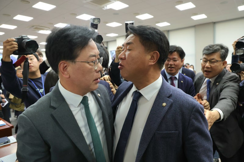 김현지 없는 <b>대통령실 국감</b>... ‘<b>배치기</b>’ 싸움하다가 파행