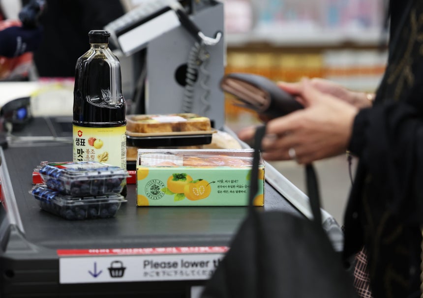 서울의 한 대형마트에서 장을 보는 시민들. /뉴스1