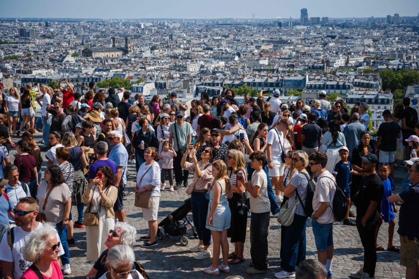 관광객들이 프랑스 파리 몽마르트르 언덕 사크레쾨르 대성당 앞에 몰려 있다. 최근 파리 등 주요 관광지에서 소매치기·사기 피해가 늘고 있다는 경고가 나왔다. /AFP 연합뉴스