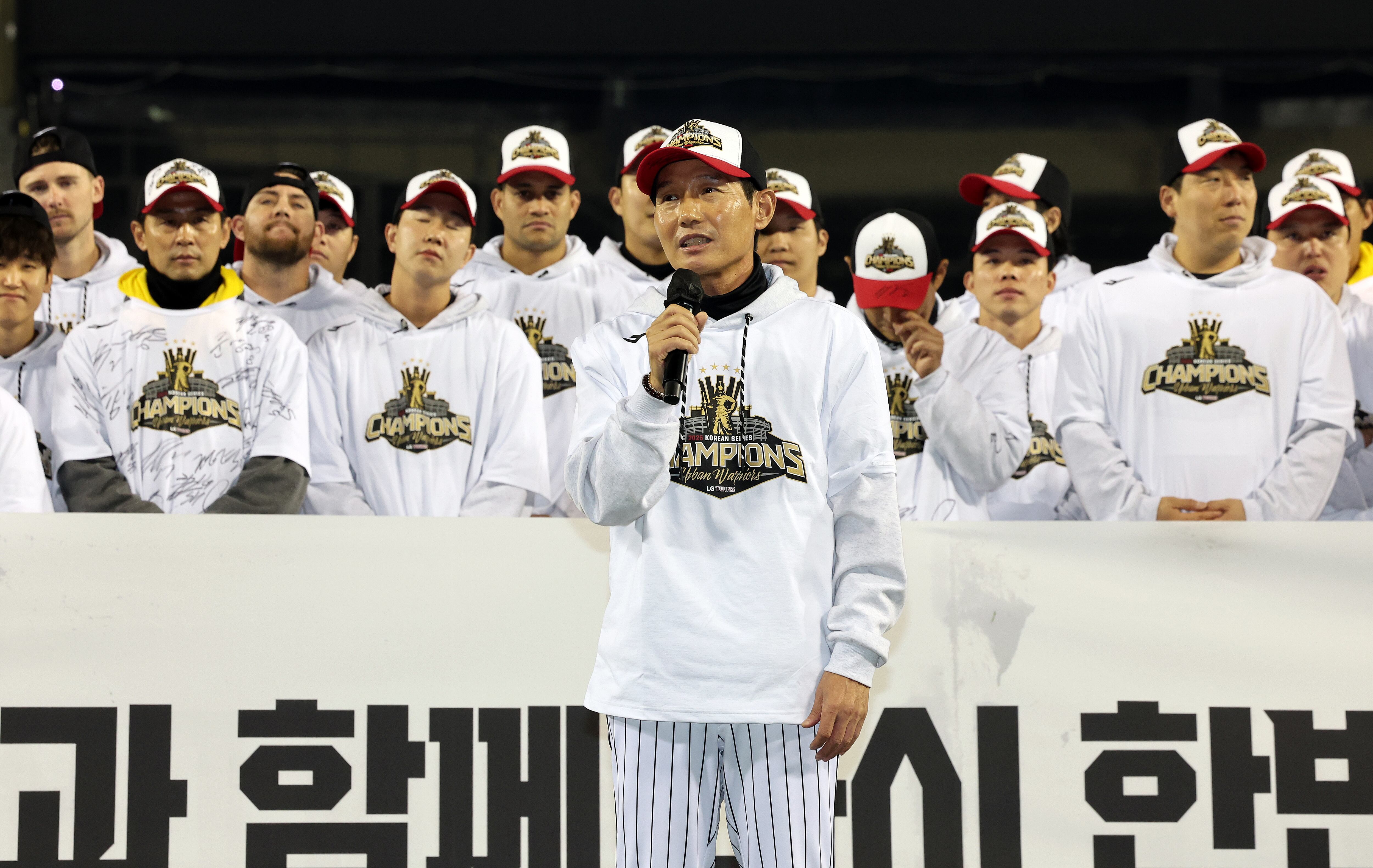 프로야구 LG, <b>염경엽</b> 감독과 <b>3년</b> 30억원 <b>재계약</b>… KBO 사상 최고 대우