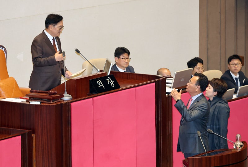 “한 주먹거리” “대장동 이재명”... 여야, <b>본회의</b>서 극한 <b>충돌</b>
