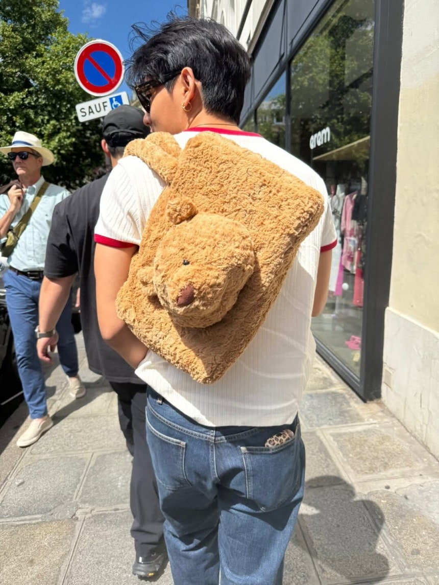 영국 럭셔리 소프트 토이 브랜드 젤리캣 바톨로뮤 베어 가방을 들고 파리 거리를 누비는 BTS 뷔. @thv