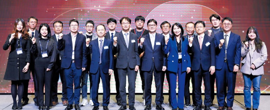 제20회 대한민국인터넷대상 시상식에서 수상자와 주최·후원사 관계자들이 기념사진을 촬영하고 있다. (왼쪽부터) 김하연 나눔비타민 대표, 이협우 한국전자정보통신산업진흥회 실장, 박아영