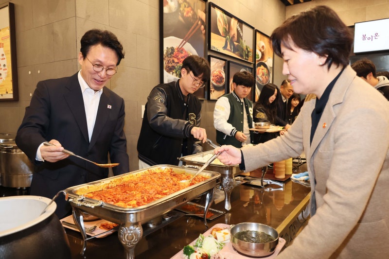 金총리, 대학생 ‘1000원의 <b>아침밥</b>’ 현장 찾아 “내년 <b>지원</b> 끼니 대폭...