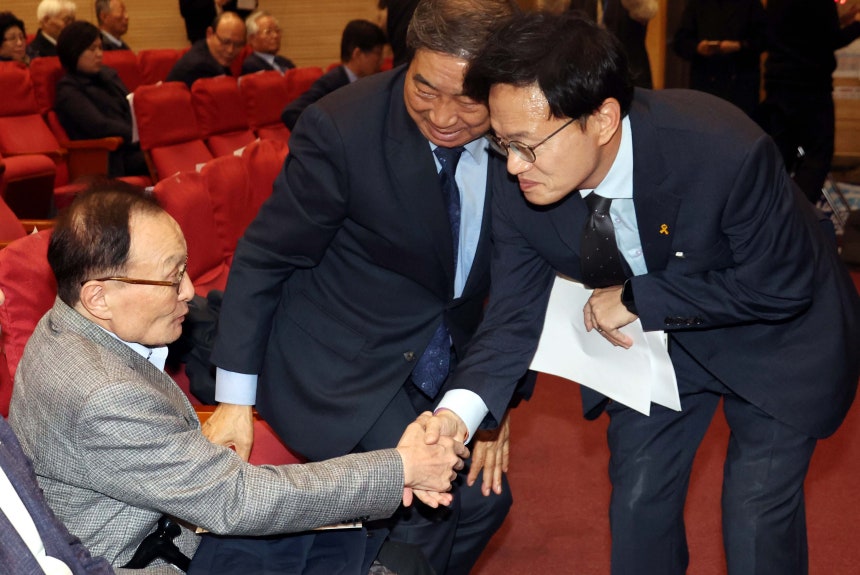 이해찬 민주평화통일자문회의 수석부의장이 17일 국회에서 열린 더불어민주당 서울시당 행사에서 박주민 민주당 의원과 악수하고 있다./뉴시스