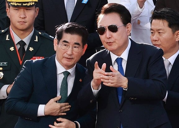윤석열 전 대통령이 건군 76주년 국군의날 시가행진이 열린 2024년 10월 1일 서울 광화문 광장 관람 무대에서 시가행진을 바라보며 김용현 국방부 장관(왼쪽)과 대화를 나누고 있다. /연합뉴스