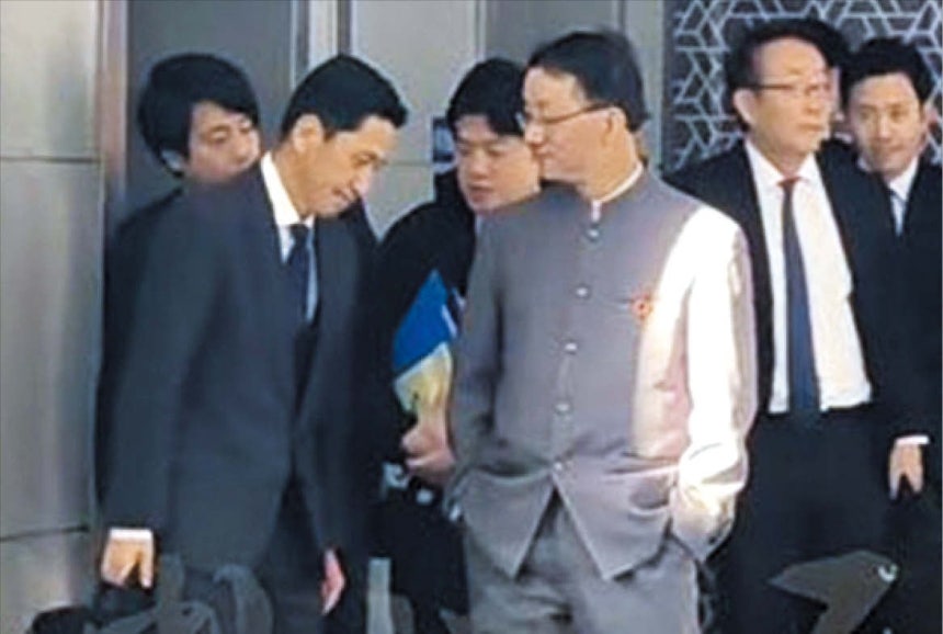 야단맞은 듯 고개 숙인 日 18일 중국 소셜미디어에 퍼진 동영상 장면. 류진쑹(오른쪽) 중국 외교부 국장이 주머니에 손을 넣고 있고, 가나이 마사아키(왼쪽) 일본 외무성 국장은 옆에서 상체를 약간 굽힌 자세를 취하고