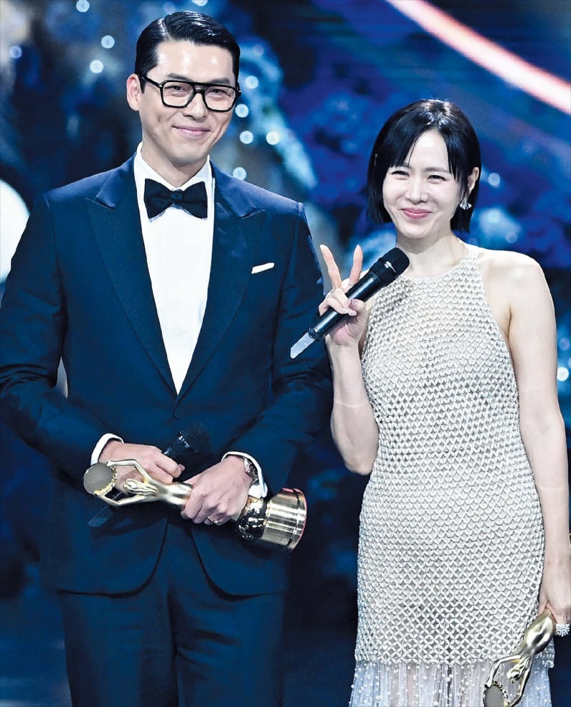 현빈·<b>손예진</b> 부부, <b>청룡</b> 남녀 <b>주연상</b>... 작품상엔 ‘어쩔수가없다’