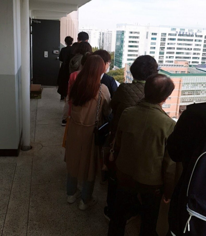 지난 2020년 서울 가양동의 한 아파트 앞에 모여든 전세 수요자들. 비교적 저렴한 매물이 등장하자 인파가 대거 몰렸고 결국 제비뽑기로 계약자를 가려냈다. /온라인 커뮤니티