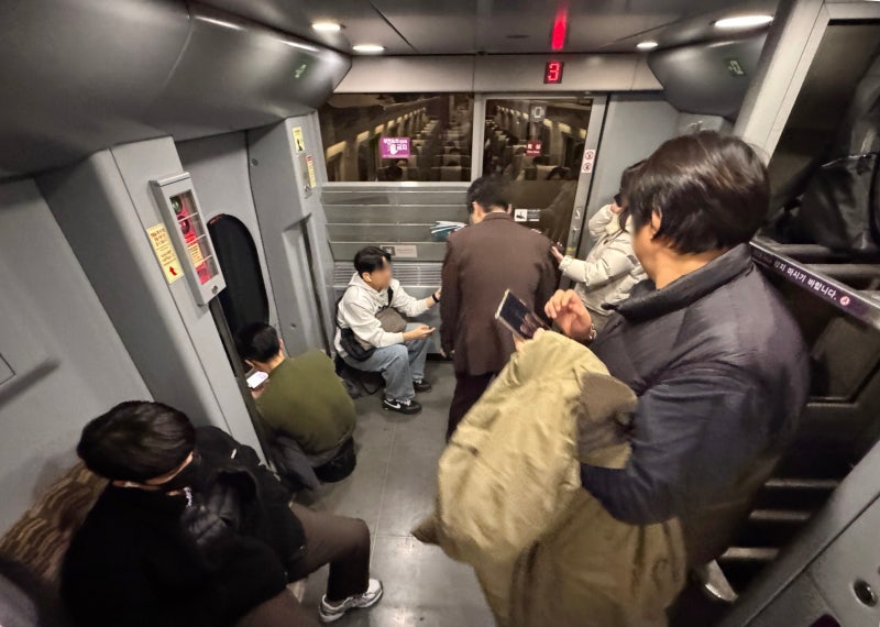 “수십 번 시도해도 표 못 구해… 2배 내도 일단 탈 수밖에”