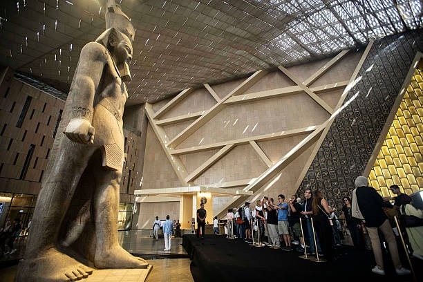 6층 높이 대계단 옆엔 왕들의 석상이… “파라오 신전 오르는 느낌”