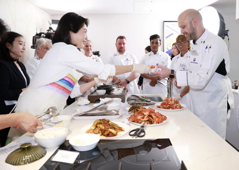 “李, 키세스단이 쉬엄쉬엄하라고 날 뽑은 게 아니라더라”