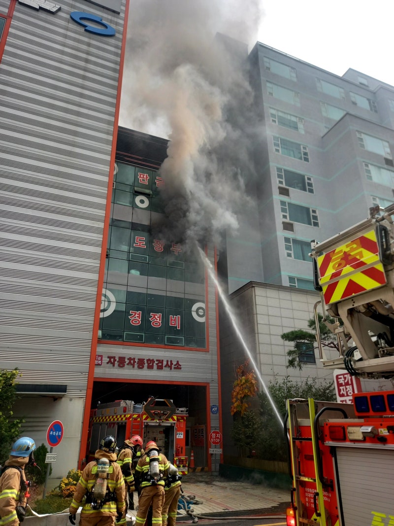 <b>고양 자동차검사소 화재</b>... 진화 중 <b>소방관</b> 1명 <b>심정지</b> 상태로 이송