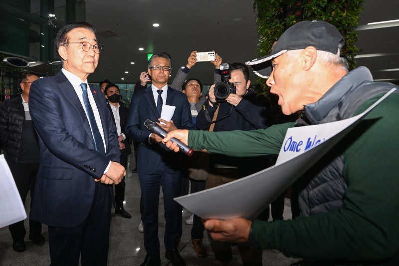무안공항 분향소 찾은 국토부 장관… 12·29 여객기 <b>참사</b> 유족 반발에 분...