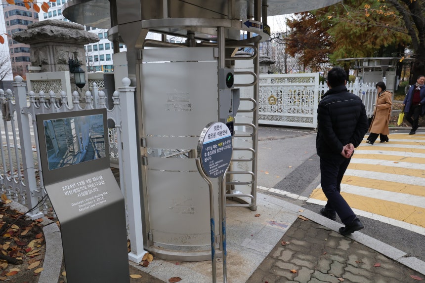 지난해 12월 3일 밤 윤석열 전 대통령의 비상계엄 당시 파손되었던 서울 여의도 국회도서관쪽 출입구에 표지판이 설치되어 있다. /남강호 기자
