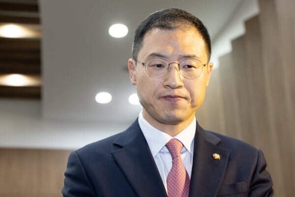 [사설] 툭하면 “휴대폰 내놔라” 인권유린, 당명은 ‘민주’당