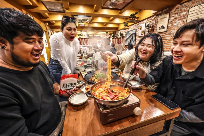 너무 맛있어서… ‘부대찌개’ 레시피를 문신으로 새겼다