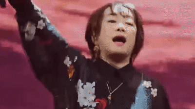 일본 가수 오오츠키 마키가 28일 중국 상하이에서 공연을 하던 도중 무대 조명이 꺼지더니 공연이 중단됐다. /유튜브 lkfjsghz