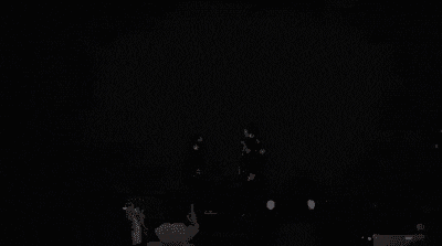 28일 일본 가수 오오츠키 마키가 중국 상하이에서 공연을 하던 도중 스태프들이 오오츠키를 무대 밖으로 데려가고 있다. /유튜브 lkfjsghz