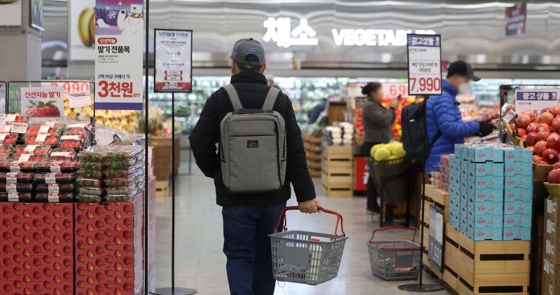 고환율이 끌어올린 소비자물가… 쌀도 과일도 기름도 다 올랐다