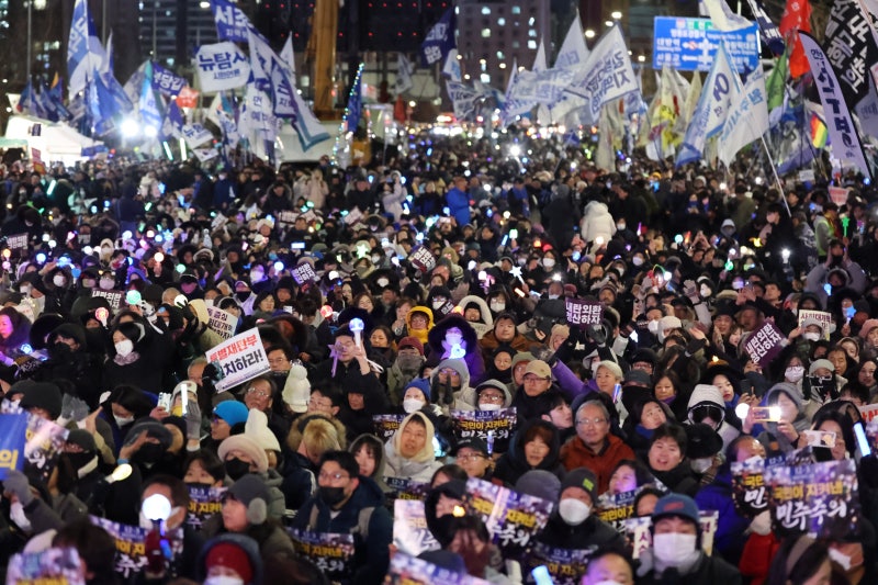 李대통령, <b>계엄</b> 1주년 <b>집회</b> 불참... “위해 가능성”