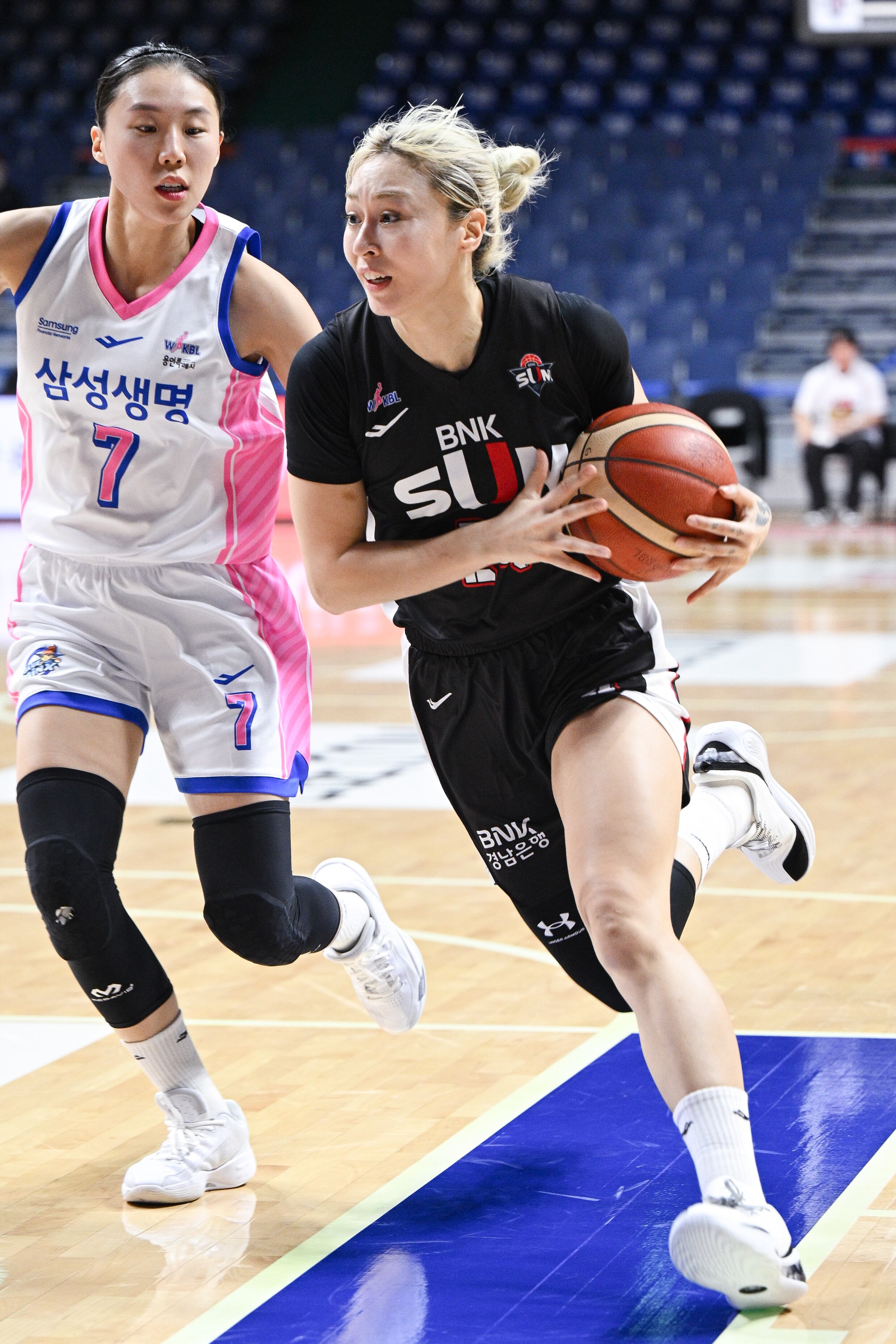 <b>김소니아</b> 23득점...BNK, 삼성생명에 72대67 <b>역전승</b>