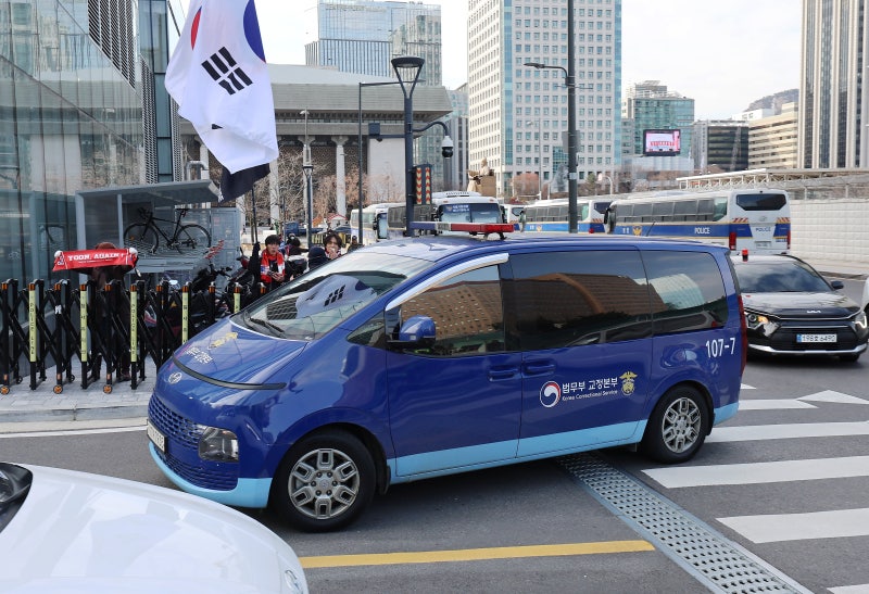 어제는 재판, 오늘은 <b>특검</b> 출석한 金여사...금품 수수 <b>의혹</b> 조사