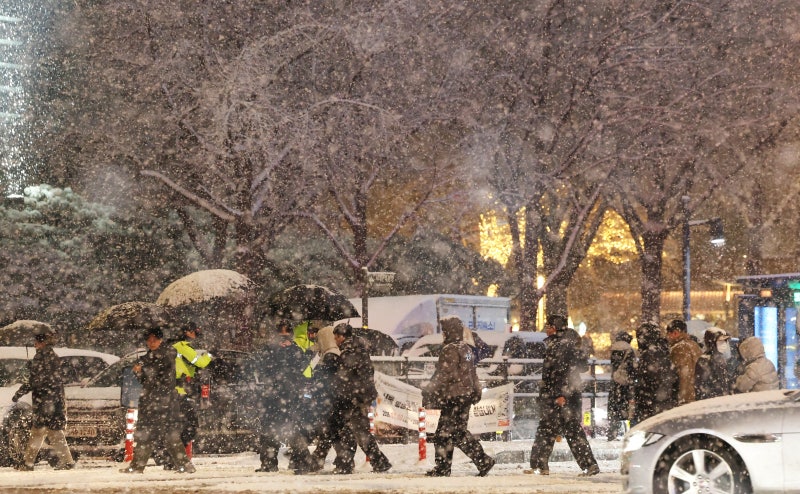 매서운 첫눈에 퇴근길 마비… 서울 내부순환로 차량 통제
