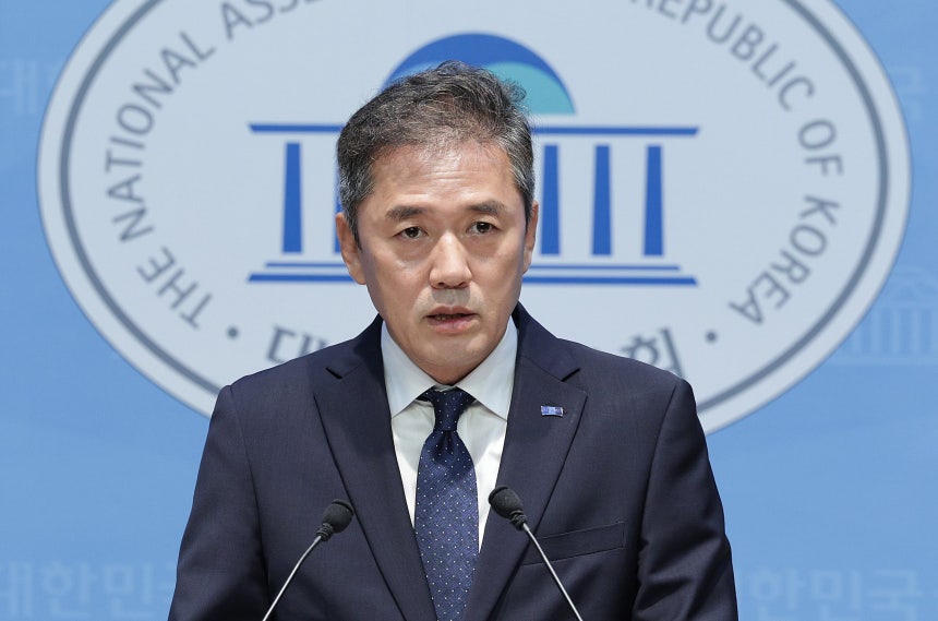 황현선 조국혁신당 전 사무총장이 지난 9월 국회에서 사퇴 기자회견을 하는 모습. /뉴스1