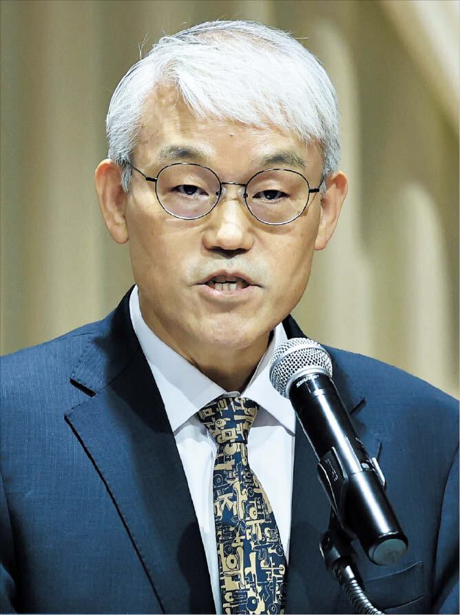  박성원 기자천대엽 넥타이에‘자유·정의·평등’9일 서울법원종합청사에서 열린‘국민을 위한 사법제도 개편 공청회’에서 천대엽 법원행정처장이 개회사를 하고 있다.천 처장은 이날‘자유‘평등‘정의’등 한글