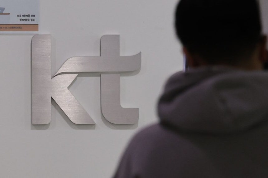 KT 무단 소액 결제 사건이 국가 기간 통신망을 대상으로 한 초유의 도청 사건으로 비화할 조짐을 보이고 있다.지난 9월 사건 조사를 위해 구성한 민관합동조사단은 석달 넘게 도청 가능성까지 함께 들여다보고 있다.사