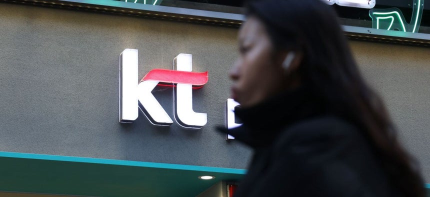 KT 무단 소액 결제 사건이 국가 기간 통신망을 대상으로 한 초유의 도청 사건으로 비화할 조짐을 보이고 있다.지난 9월 사건 조사를 위해 구성한 민관합동조사단은 석달 넘게 도청 가능성까지 함께 들여다보고 있다.사