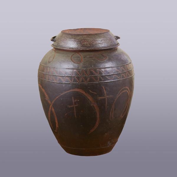 부천시립박물관에 소장된 십자가 문양이 그려진 옹기./부천시립박물관