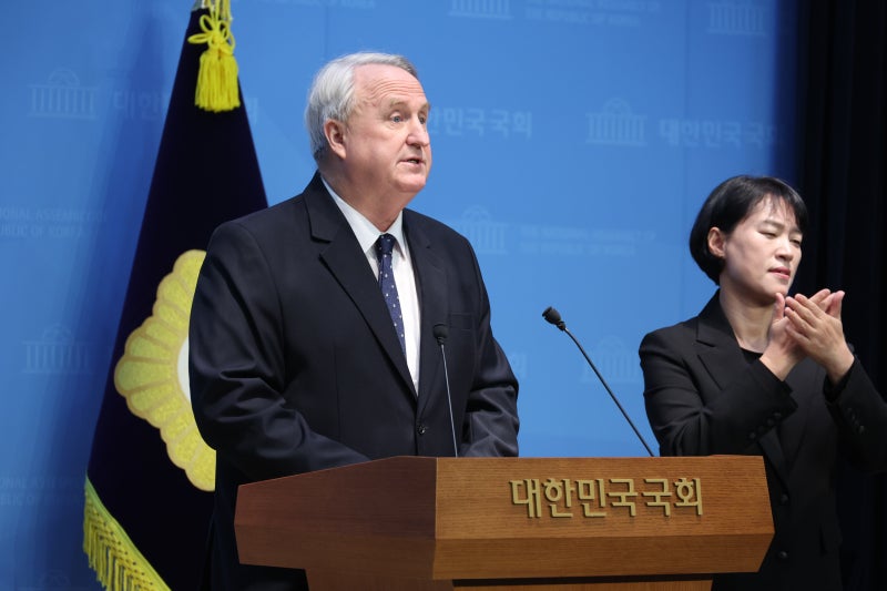 국힘 <b>인요한</b>, 국회<b>의원</b>직 <b>사퇴</b> “희생 없인 변화 없어”