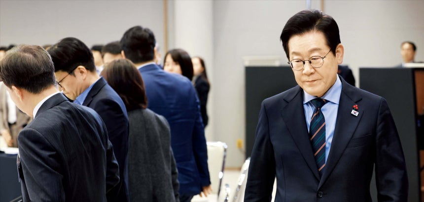  뉴시스 이재명 대통령이 10일 서울 용산 대통령실에서 열린‘AI 시대의 K-반도체 비전과 육성전략 보고회’에 입장하고 있다.이 대통령은 이날 통일교 측이 여야 정치인들에게 금품을 제공했다는 의혹과 관련해 “여야