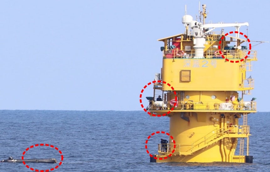 서해 잠정조치수역(PMZ)에 무단 설치된 중국 구조물 사진.중국이‘선란(深藍) 2호’라 이름 붙인 철제 구조물에 사람들이 보인다.좌측하단에는 이동을 위해 보트도 떠 있다./이병진 의원실