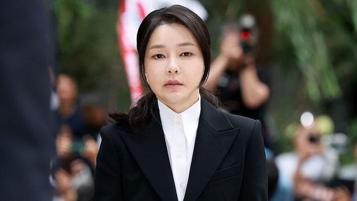 <b>김건희</b>, <b>특검 출석</b>... ‘종묘 차담회’ 등 사적유용 의혹 조사