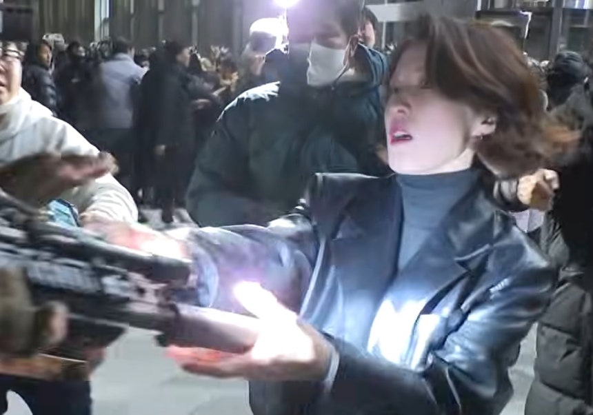 지난해 12월 3일 비상계엄 당시 계엄군의 총구를 잡고 있는 안귀령 대통령실 부대변인./TV조선