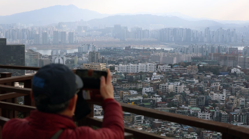9일 오후 서울 남산에서 강남과 용산 일대 아파트 단지가 내려다보이고 있다./뉴시스