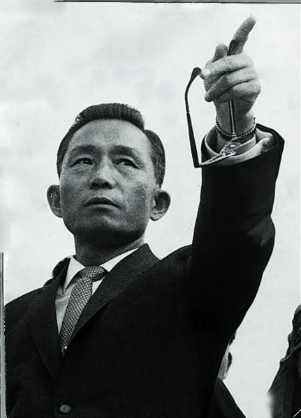 지방의 공사 현장을 시찰하며 지시하는 박정희 대통령./기파랑