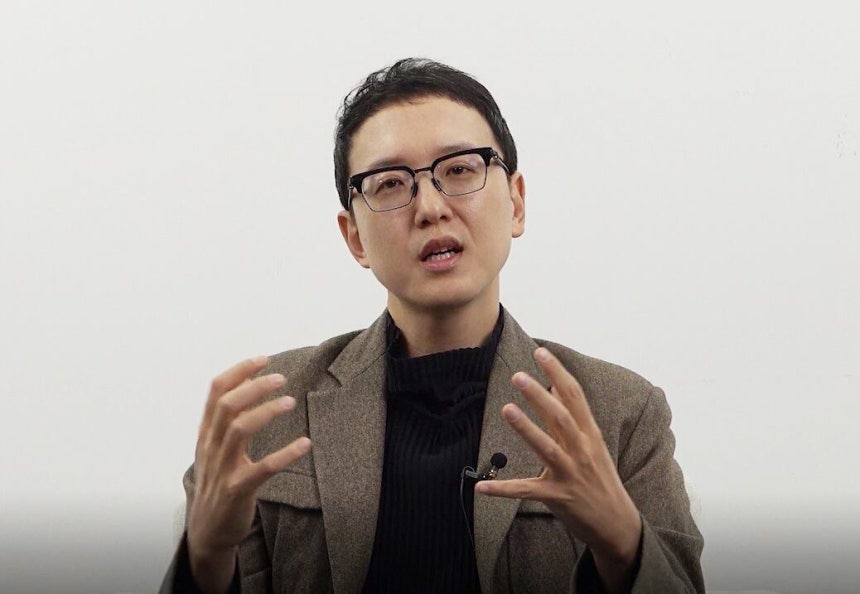 '김 부장' 원작자인 송희구 작가가 조선일보 머니와 인터뷰하고 있다./이혜운 기자