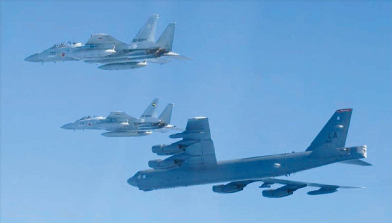 중·러 폭격기 오키나와 등 잇단 출격에 미·일도 B-52 동원해 합동 훈련 맞불