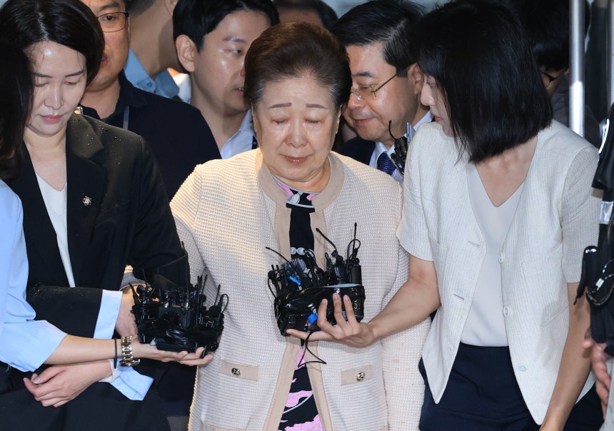 한학자 통일교 총재가 17일 오전 서울 종로구 KT 광화문빌딩에 마련된 민중기 특별검사팀 사무실에 출석하고 있다.한 총재는 권성동 국민의힘 의원에게 윤석열정부의 통일교 지원을 요청하며 정치자금 1억원을 전달한 혐의