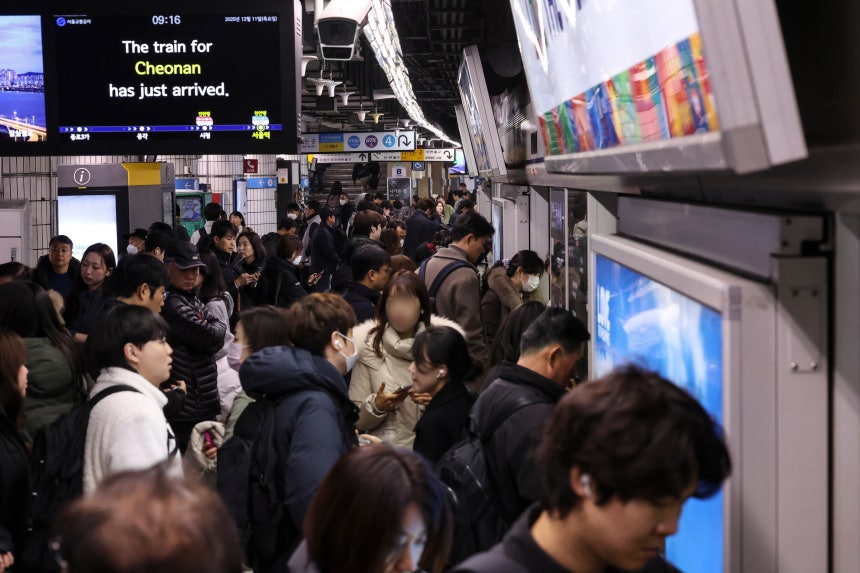 서울 지하철 1∼8호선을 운영하는 서울교통공사 노조의 파업 예고를 하루 앞둔 11일 서울 중구 서울역에서 시민들이 지하철을 기다리고 있다. /뉴시스
