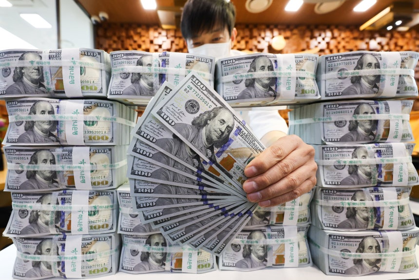 최근 서울 중구 하나은행 위변조대응센터에서 직원이 달러화를 정리하는 모습. /뉴스1