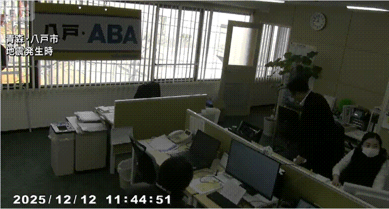 12일 아오모리현 앞바다에서 발생한 지진으로 아오모리현 하치노헤시의 한 건물 내부가 흔들리고 있다./QAB